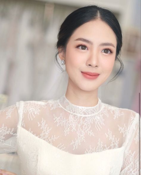 Bride Makeup Asian, Korean Wedding Hair, Korean Wedding Makeup, Bride Makeup Natural, Makeup Asia, Asian Wedding Makeup, Simple Wedding Makeup, Groom's Suit, Asian Bridal Makeup