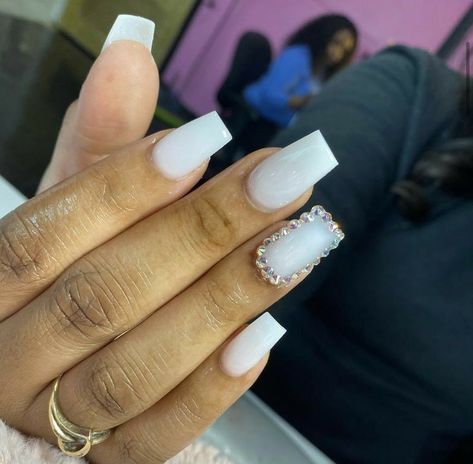 Back To School Nails Acrylic Medium, Rhinestone Nails Medium, Classy Acrylic Nails Short, Nut White Nails, Acrylic Nails Short Square, White Nails With Rhinestones, Nails Technician, Nails Coffin Short, Acrylic Nails Short