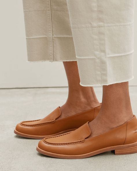 Womens Oxfords Shoes, Brown Oxford Shoes, Everlane Shoes, Oxfords Shoes, Women's Shoes Accessories, Black Leather Flats, Brown Flats, Travel Shoes, Camel Color