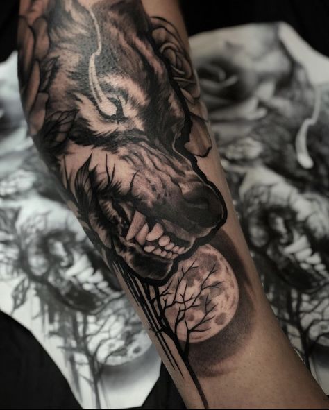 American Traditional Wolf Tattoo Black, Wolf King Tattoo, Wolf Tattoo Japanese Style, Angry Wolf Tattoo Design, Sketch Book Tattoo, Wolf Arm Tattoo, Wolf Tattoo Men, Wolf Forearm Tattoo, Wolf Tattoo Forearm