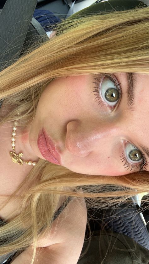 Blonde hair green eyes ig story inspo aesthetic vivienne westwood jewellery pearl necklace Aesthetic Vivienne Westwood, Story Inspo Aesthetic, Blonde Hair For Hazel Eyes, Green Eyes Blonde Hair, Blonde Green Eyes, Blonde Selfies, Dark Green Eyes, Pretty Blonde Hair, Brown Hair Green Eyes