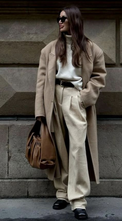 Beige Pants Outfit Winter, Nude Coat Outfit, Beige Coat Outfit Winter, Canada Winter Fashion, Oversized Coat Outfit, Beige Coat Outfit, Beige Trench Coat Outfit, Trench Coat Street Style, Beige Pants Outfit