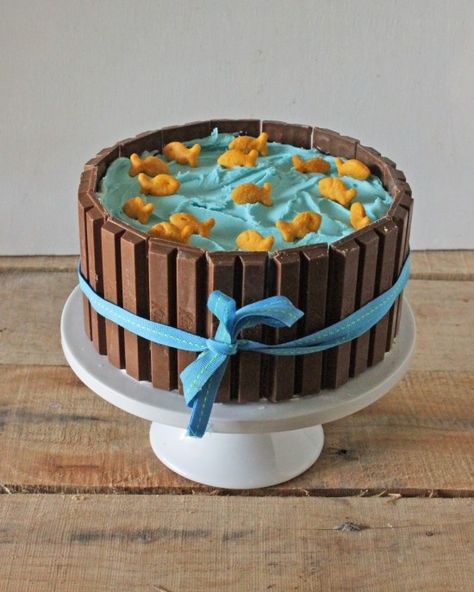 How to Make a Kit Kat Candy Cake • CakeJournal.com Kit Kat Candy, Fish Cake Birthday, Kitkat Cake, Kit Kat Cake, Fishing Birthday Party, Candy Cakes, Magic Cake, Candy Cake, Fish Cake