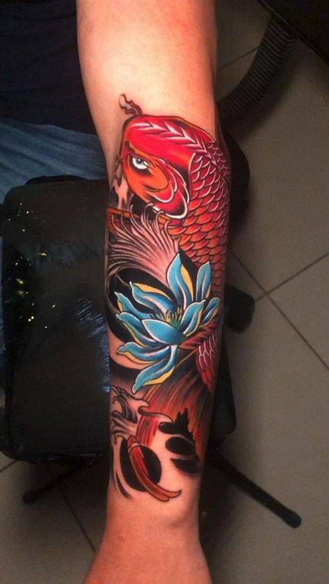 Koi Fish Tattoo Forearm, Pez Koi Tattoo, Dragon Koi Tattoo Design, Tato Irezumi, Japanese Fish Tattoo, Japanese Forearm Tattoo, Coy Fish Tattoos, Koi Dragon Tattoo, Japanese Koi Fish Tattoo