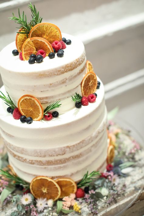 Orange Slice Wedding Cake, Dried Fruit Cake Decoration, Dried Fruit Wedding Decor, Orange Color Cake, Orange Cake Decoration, Seminaked Wedding Cake, Rustic Birthday Cake, Classy Cake, Carrot Cake Decoration