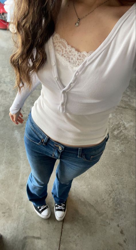 Summer Outfits Gilmore, White Henley Outfit Woman, Grey Henley Women Outfit, White Henley Top Outfit, White Henley Outfit, Aesthetic Tops Outfit, Fitted Outfits Women, 6th Form Outfits Uk, Fitted Shirt Outfit