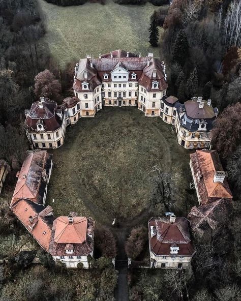 Central Courtyard, Decks Backyard, Porch Patio, Beautiful Buildings, Travel Life, Patio Deck, Porch, Castle, Dream House