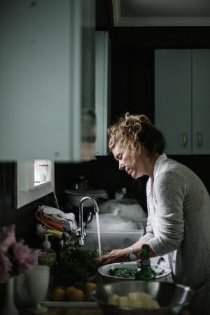 Nasvhille Kinfolk L'Esprit de la Mer Dinner Photography Daily Life, Cooking Portrait Photography, Woman In Kitchen Photography, Kinfolk Kitchen, Daily Life Photography, Kinfolk Dinner, Take Initiative, People Cooking, Beth Kirby