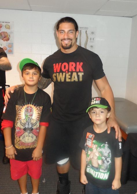 #WWEBattlegrounds backstage w/my son's Joseph on the L & Jeremiah on the R w/ @WWE #Superstar @WWERomanReigns pic.twitter.com/vxNtxLr3NX Roman Reigns Family, Roman Reigns Smile, Joe Anoaʻi, Roman Reigns Wwe Champion, Wwe Superstar Roman Reigns, Wrestling Stars, Wwe Champions, Love U So Much, Wwe Wrestlers