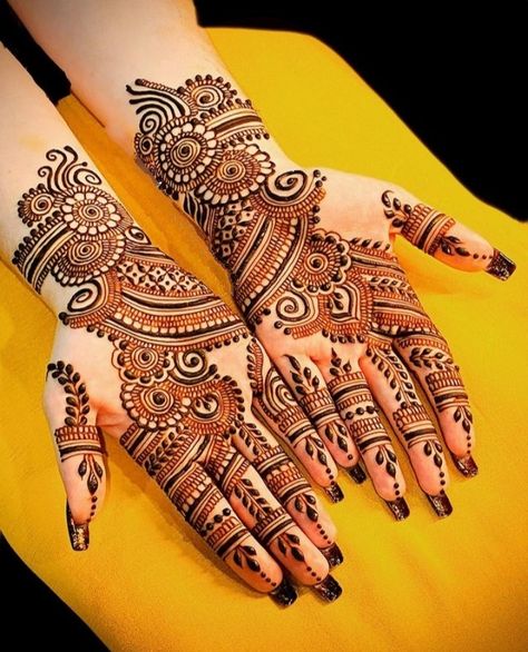 Short Arabic Mehendi Designs, Mehendi Design Right Hand, Arebic Mhendi Short, Mehendi Right Hand, Simple Mehendi Designs Palms Easy Arabic, Arabic Front Hand Mehndi Design, Mehndi Full Hand Designs, Short Hand Mehndi Designs, Arbic Mendhi Design