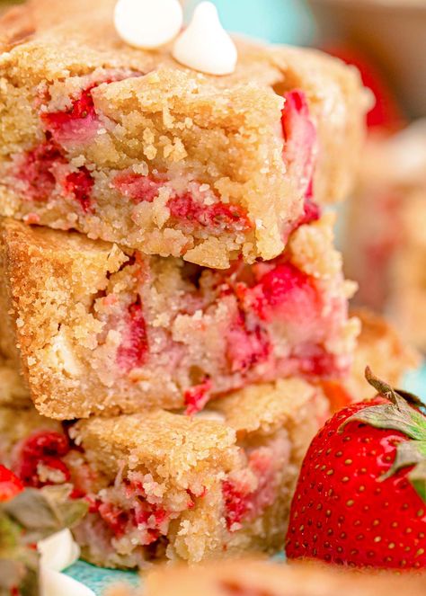 Fresh Strawberry Pound Cake Recipe, Over Ripe Strawberries Recipes, Dessert Using Frozen Strawberries, Strawberry Brownies From Scratch, Strawberry Blondies Recipe, Strawberry Blondies, Strawberry Lemon Blondies, Frozen Strawberry Desserts, Fresh Strawberry Desserts