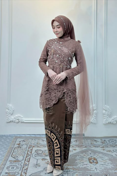 Gaya kebaya terkini ada di sini! Dengan koleksi pilihan kami, kamu bisa tampil memukau di setiap kesempatan. Temukan yang sesuai dengan karaktermu! Kebaya Wisuda Hijab, Outfit Ideas Muslim, Kebaya Lamaran, Ootd Simple, Simple Hijab, Modern Hijab, Outfit Hijab, Hijab Fashion, Indonesia