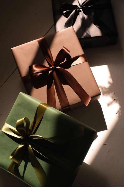 Gift Wrapping Craft Paper, Gift Wrapping For Christmas, Men’s Gift Wrapping Ideas, Gift Wrapping Inspiration Birthday, Brown Gift Wrap, Mens Gift Wrapping Ideas, Wrapped Gifts Aesthetic, Birthday Wrapping Ideas For Men, Gift Giving Aesthetic