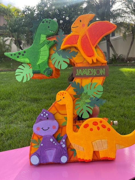 Made with the highest quality standards, friendly to the environment, we pay attention to every detail, our goal is to make it as realistic as possible, Includes the themed decorated stick. Two Year Old Birthday Party Dinosaurs, Dino Pinata, Dinosaur Pinata, Birthday Pinata, Dinosaur Birthday Party Decorations, Boys 1st Birthday Party Ideas, Dinosaur Cake, Adorable Babies, Card Boxes