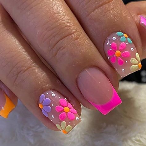 Nails Daisy Flower, Nails With Daisy Flower, Design Short Nails, Nails Daisy, Daisy Flower Design, Girls Nail Designs, Floral Nail, Nails For Women, Girls Nails