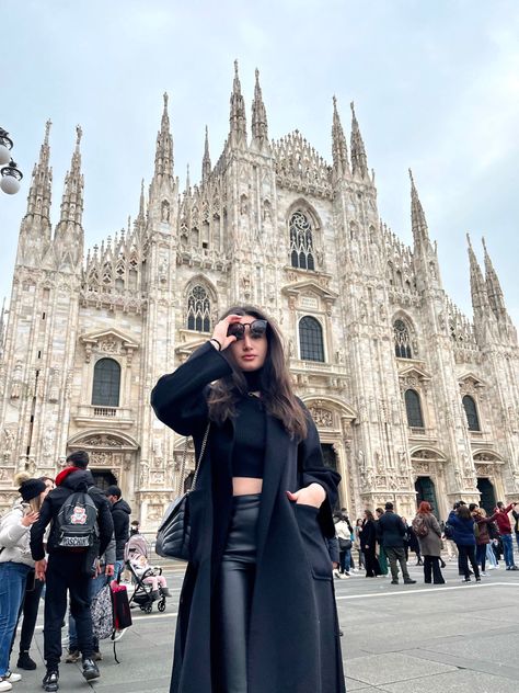 Milano Winter Outfits, Milan Italy Outfit Winter, Milano Outfit Winter, Milan Outfits Winter, Milan In Winter, Italy Winter Outfits, Italy Outfits Winter, Milan Winter, Milan Italy Fashion