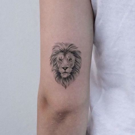 Tattoo Frau, Small Lion Tattoo, Minimalist Font, Wild Tattoo, King Tattoos, Head Tattoo, Lion Tattoo Design, Cute Tattoos For Women, Back Tattoo Women