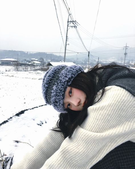 Japan Instagram Photos Winter, Winter Pose Ideas, Snow Pictures Instagram Aesthetic, Photo In Snow, Winter Pic Ideas, Photo Ideas Snow, Pictures In Snow, Snow Pictures Instagram, Snow Picture Ideas