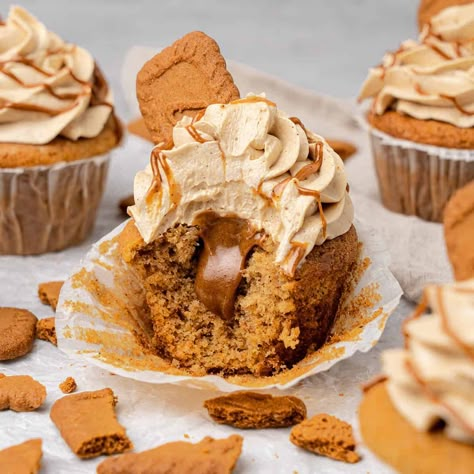 Biscoff Cupcakes with Biscoff Buttercream (VIDEO) Biscoff Buttercream, Biscoff Cupcakes, Homemade Cupcake Recipes, Biscoff Recipes, Fun Cupcake Recipes, Biscoff Cookie Butter, Caramel Cupcakes, Homemade Cupcakes, Spring Desserts