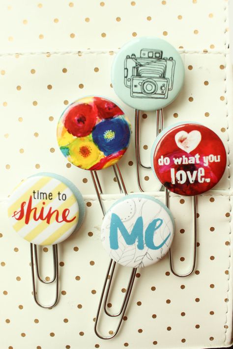 Button Packaging Ideas, We R Memory Keepers Button Press Ideas, How To Make Badges Diy, Button Maker Ideas Free Printable, Button Badges Ideas, Button Press Ideas, Button Badge Design Ideas, Paper Badges Ideas, Badge Making Ideas