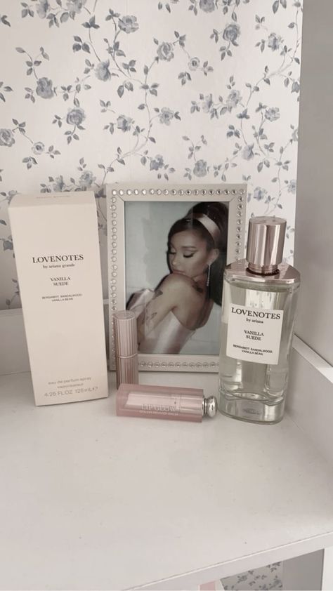 Ariana Grande Aesthetic Pictures, Ariana Grande Girls Aesthetic, Ariana Grande Core Aesthetic, Ariana Pink Aesthetic, Ariana Grande Bedroom, Ariana Grande Christmas Aesthetic, Ariana Grande Rem Perfume, Ariana Grande Room Decor, Ariana Grande Perfume Aesthetic