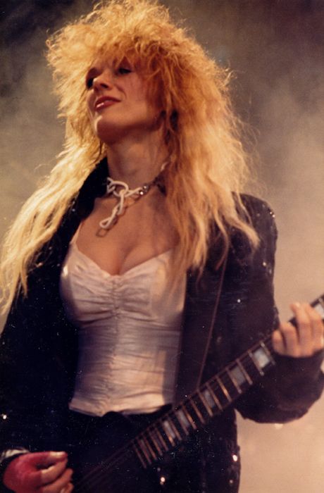 Nancy Wilson, 1985 Heart Holding A Guitar, Angela Gossow, Nancy Wilson Heart, Wilson Sisters, Ann Wilson, Nancy Wilson, Lita Ford, Frozen Movie, Women Of Rock