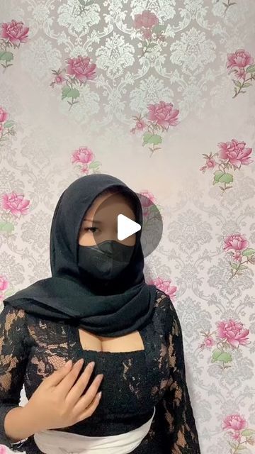 Ngen Uh Uh, Hijab Outfit Winter, Anjing Pug, Punk Female Character Design, Punk Female, Video Hijab, Kebaya Hijab, Kebaya Bali, Real Estate Photographer