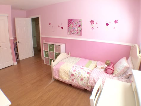 Room Inspo With Pink Walls, Pink Minimalist Room, Christmas Bedroom Pink, Pink Minimalist Bedroom, Bedroom Pink And White, Bedroom With Pink Walls, Christmas Decor Bedroom, Childhood Room, Posters On Wall