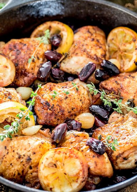 Skillet Braised Greek Chicken Thighs - juicy and crispy chicken, kalamata olives and pearl onions come together in this beautiful dish for an easy dinner. Greek Chicken Thighs, Seasoning For Chicken, Honey Garlic Chicken Thighs, Chicken Breast Crockpot Recipes, Braised Chicken Thighs, Crockpot Chicken Breast, Jo Cooks, Pearl Onions, Roasted Chicken Thighs