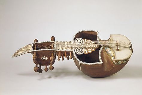 Sarinda - Classification: Chordophone-Lute-bowed-unfretted, late 19th century, India Ceramic Instruments, Weird Instruments, Unusual Instruments, Indian Instruments, Indian Musical Instruments, Bamboo Flute, Instruments Art, Music Machine, Unique Objects