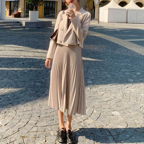 Crop Blazer Outfits For Women, Cropped Blazer Outfits, Pleated Long Skirt Outfit, Blazer And Skirt Outfits, Korean Skirt Outfits, Crop Blazer Outfit, Long Skirt Formal, Skirt Outfits Korean, Long Skirt Suits