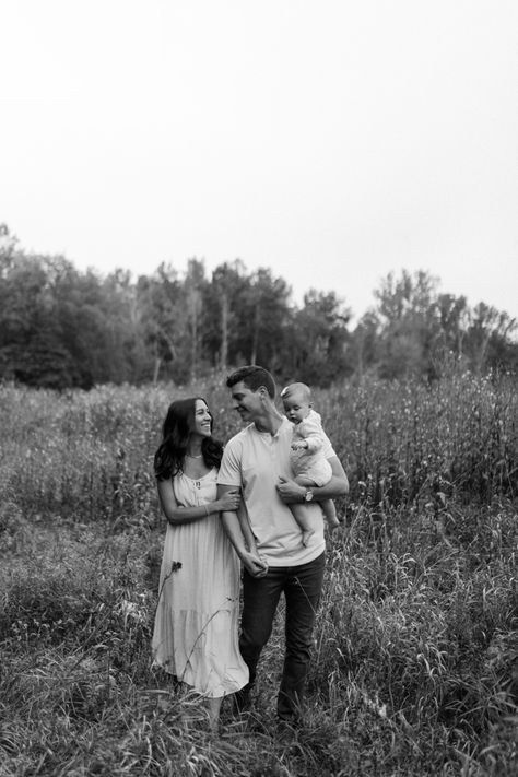 Family Photos Black Background, Blurry Family Photo, Family Photoshoot Black And White, Black And White Family Photoshoot, Family Photos Black And White, Black And White Family Pictures, Black And White Family Photos, Family Pictures Outside, Fall Photo Outfits