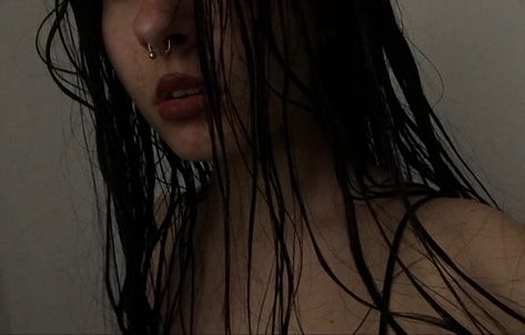 Wet Black Hair Aesthetic, Wet Hair Selfie Ideas, Wet Hair Photography, Wet Hair Reference, Wet Black Hair, Wet Hair Aesthetic, Wet Hair Photoshoot, Black Hair Aesthetic, Hair Photography