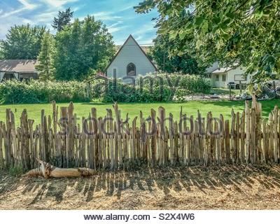 Driftwood Landscaping Ideas, Driftwood Fence, Trailer Deck, Driftwood Diy, Rustic Fence, Wood Steps, Garden Screening, Bell Tent, Fence Gate