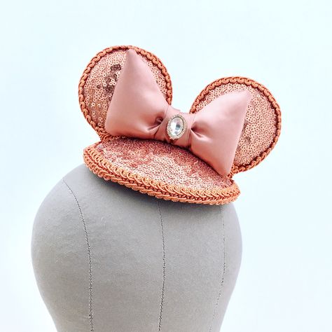 Glenda W on Instagram: “💗✨🌹✨💗Because Rose Gold.... Minnie Ears... Fascinator Mini-Hat style... . . Know anyone who loves Minnie Ears but cannot wear a headband…” Mickey Ear Hat, Wear A Headband, Rose Gold Minnie Ears, Gold Fascinator, Rose Gold Fashion, Mini Hat, Hat Style, Disney Ears, Ear Hats