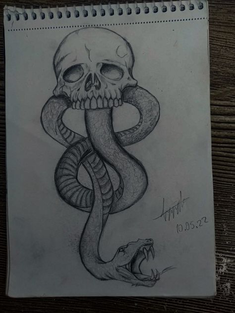 Snake Pixel Art, Emotional Sketch Ideas, Snake Head Drawing, Drawing Ideas Black And White, Snake Doodle, Easy Charcoal Drawings, Snake Sketch, Hot Glue Art, Snake Painting