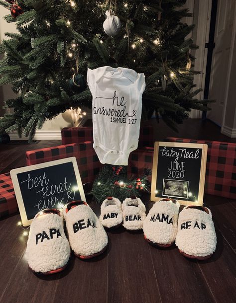 Baby Reveal Ideas Christmas, First Baby Pregnancy Announcement, Parent Baby Announcement, Baby Announcement Ideas Christmas, Baby Announcing Ideas Christmas, Pregnancy Announcement To Husband Christmas, Winter Baby Announcement Ideas, Baby Announcement For Husband, Christmas Baby Announcement To Family