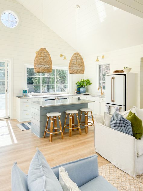 Small Beach House Kitchen, Coastal Living Kitchen, Small Beach House Interior, Coastal Chic Kitchen, Small Coastal Kitchen, White Coastal Kitchen, Pool House Kitchen, Coastal Kitchen Ideas, Small Beach Houses