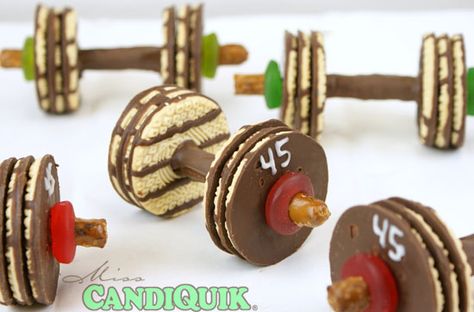 Chocolate Covered Pretzel Barbell Cookies. Easy & Perfect for Father's Day or just because! Olympic Food, Olympic Party, Chocolate Dipped Pretzels, Edible Crafts, Food Concept, Chocolate Covered Pretzels, Fun Kids Food, Food Crafts, Kids Snacks