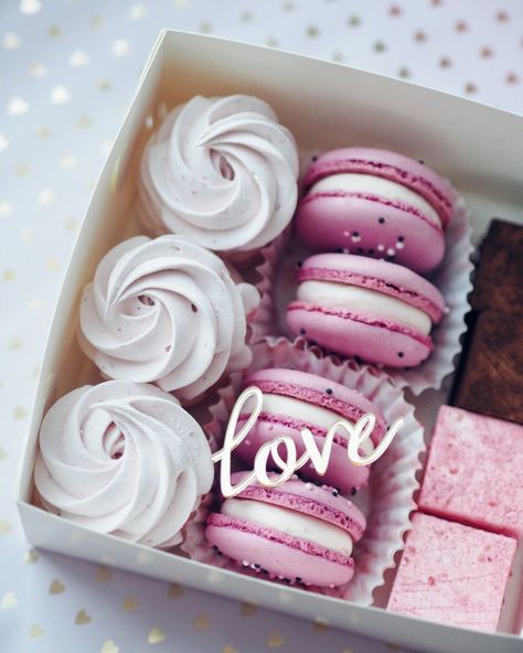 Valentines Hamper, Cake Parfait, Gooey Butter Cookies, Dessert Gifts, Valentine Desserts, Valentines Cupcakes, Snack Treat, Sweet Box, Chocolate Covered Strawberries