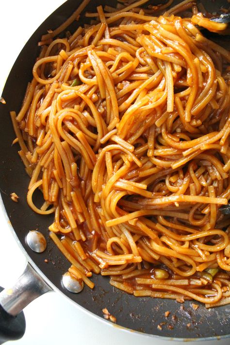 These Spicy Sriracha Noodles are the quickest and easiest vegan dinner. Made with rice noodles and a soy sauce & sriracha sauce that will have your lips tingling | ThisSavoryVegan.com #thissavoryvegan #easydinner #spicy #veganrecipe Sriracha Noodles, Healthy Noodle Recipes, Sriracha Recipes, Vegan Asian Recipes, Vegan Kids Recipes, Vegan Recipes Videos, Vegan Asian, Vegan Lunch Recipes, Easy Vegan Dinner