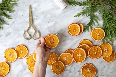 Hygge Christmas Decor, Cottage Core Christmas, Sustainable Christmas Decorations, Dried Orange Garland, Navidad Natural, Fresh Garlands, Winter Garland, Minimalist Christmas Decor, Scandinavian Christmas Decorations