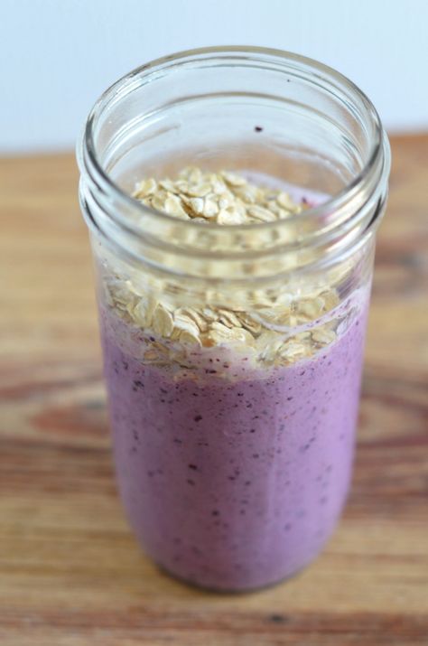 Blueberry banana oatmeal smoothie. A healthy and filling smoothie recipe with only 5 ingredients // JessicaNWood.com Blueberry Banana Oatmeal, Banana Oatmeal Smoothie, Filling Smoothie, Oatmeal Smoothie, Overnight Oatmeal, Pineapple Smoothie, Healthy Shakes, Banana Oatmeal, Banana Blueberry