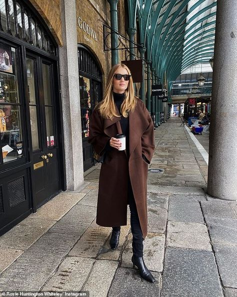 Dark Brown Coat Outfit, Outfit Marrone, Brown Coat Outfit, Outfit Nero, Long Coat Outfit, Rosie Huntington Whiteley Style, Effortless Outfit, Coat Outfit, Brown Outfit