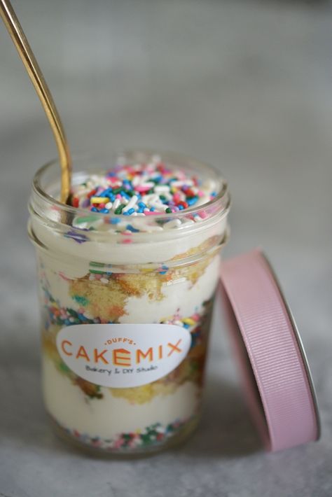 Portable Dessert, Mason Jar Desserts, Birthday Cake Flavors, Cake In A Jar, Dessert In A Jar, Confetti Cake, Cake Flavors, In A Jar, Sweets Treats