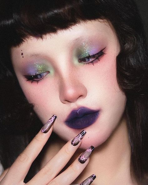 Purple Lipstick Makeup, Purple Lips Makeup, Winter Eyeshadow, Purple Eye Makeup, Cute Eye Makeup, Eyeliner Gel, Purple Lipstick, Green Makeup, Pinterest Makeup