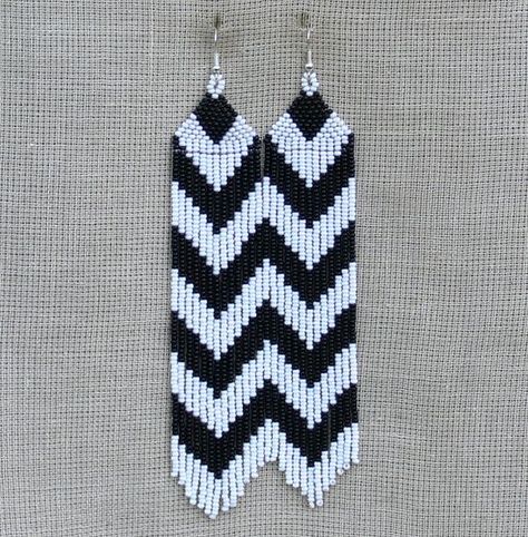 Anting Manik, Extra Long Earrings, Seed Bead Jewelry Patterns, Chevron Earrings, Beaded Earrings Native, Beaded Earrings Tutorials, Beaded Earrings Diy, Native American Beaded Earrings, Beaded Jewlery