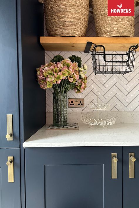 Take inspiration from @melaniejadedesign kitchen cabinet handles by using our Howdens Knurled Aged Brass Effect Round Cupboard Door Knob and Backplate. These brass kitchen handles go perfectly with our Navy kitchen cabinets and white metro tiles kitchen, perfect for a modern kitchen design. Finish with bespoke shelving ideas and white marble effect worktop kitchen. Dark Grey Utility Room, Tiled Utility Room, Utility Door Ideas, Small Utility Room Ideas Organizing, Black And White Laundry Room, Black And White Laundry, Utility Ideas, White Laundry Room, Howdens Kitchen