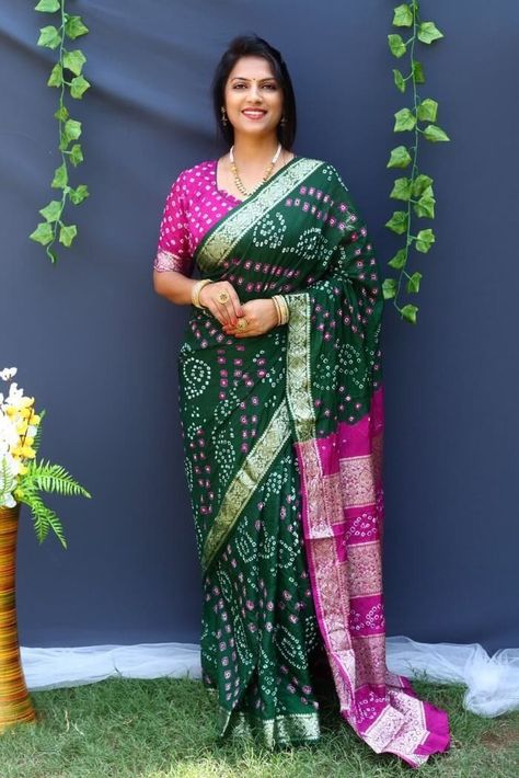 Bandhej Saree Blouse Design, Bandhani Blouse Pattern, Bandhej Saree Blouse, Green And Pink Saree, Bandhani Blouse, Photoshoot In Saree, Bandhej Saree, Paithani Saree, Saree Blouse Design