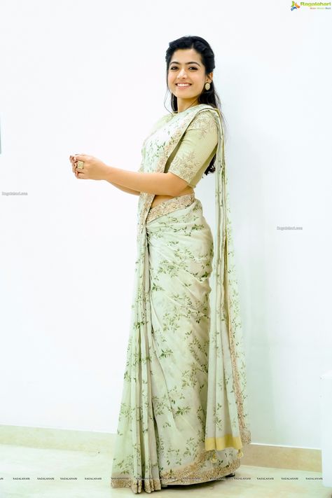 Saree Photo Shoot, Sarees For Girls, Stylish Actresses, Wallpapers Pictures, Rashmika Mandanna, Indian Saree Blouses Designs, Saree Photoshoot, Saree Models, Saree Trends